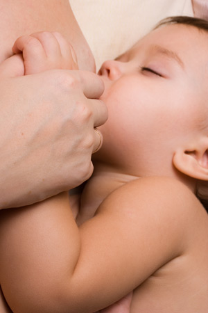 Кормление новорожденного: чем опасна смесь в первые дни жизни?