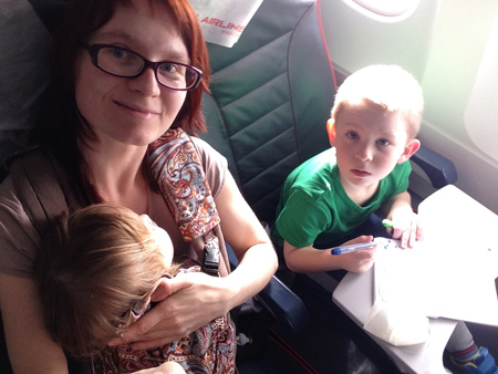 Чем занять ребенка в самолете?