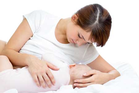 Первые дни кормления грудью: прикладывание, молозиво и удобные позы