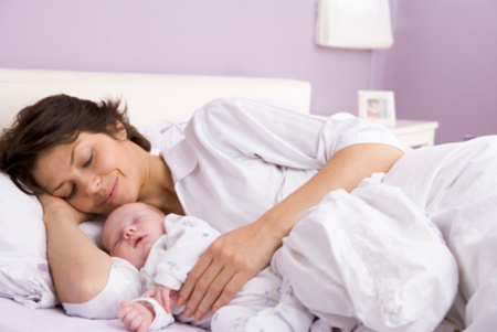 Сон с ребенком и грудное вскармливание: правило или исключение?