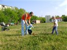 люблю я с папой и братом в футбол поиграть