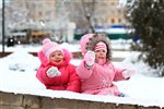 Только мы с моей сестрой Снег берем в ладошки.  Лепим первые снежки, 