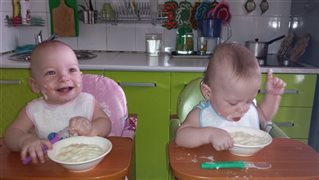 Двойняшки Ева и Вася кушают первую кашу)))