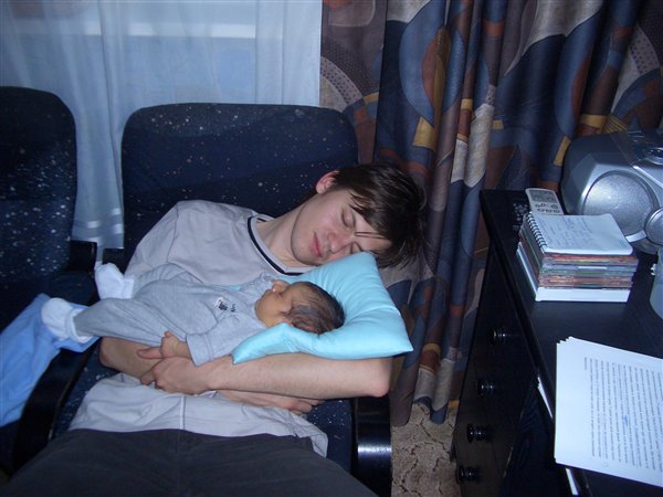 Ну вот, убаюкал папу, можно и самому поспать!