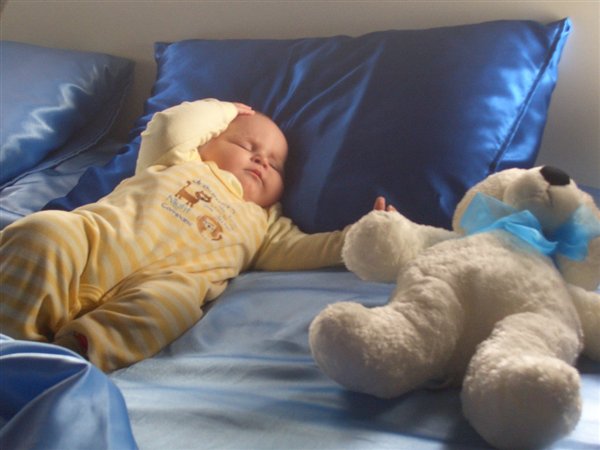 Спят усталые игрушки, дети спят......