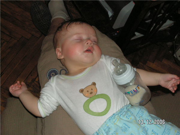 папа так скучно кормит, что я заснул