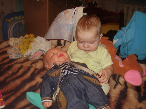 Хоть я и мальчик,но с куклами играю