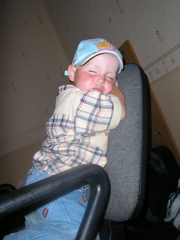 Ох, устал, до кровати не дойду...... Ничего, на креслице посплю!