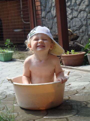 Хорошо когда тепло, можно брызгаться в тазу!