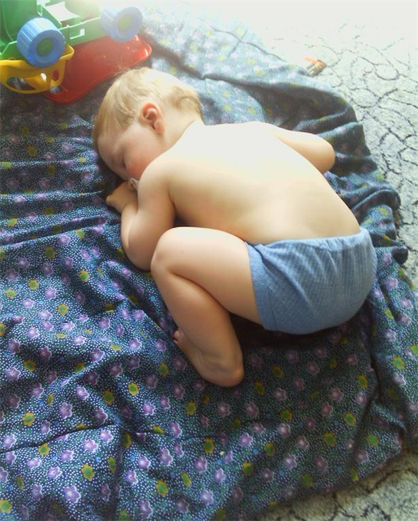 Антоныш спит клубочком....