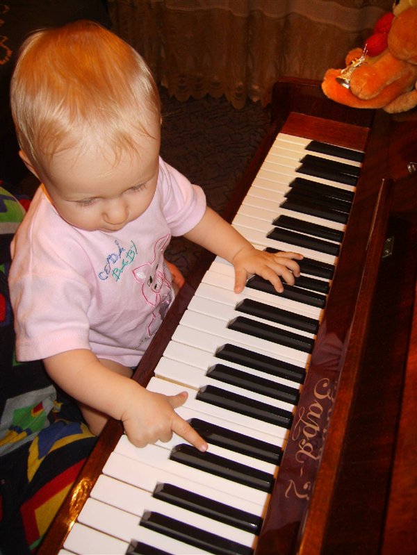 Будущая пианистка! 