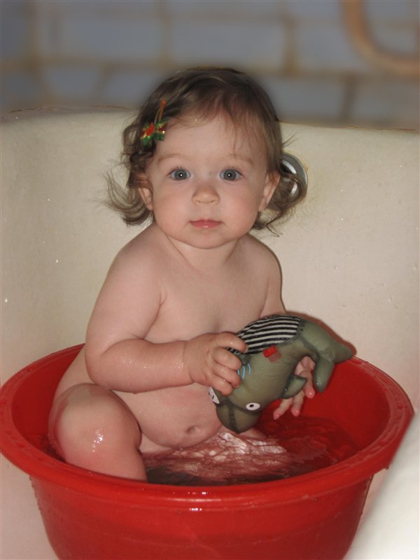 В ванне умный малый только строит глазки: здесь сидеть, пожалуй, лучше, чем в коляске!