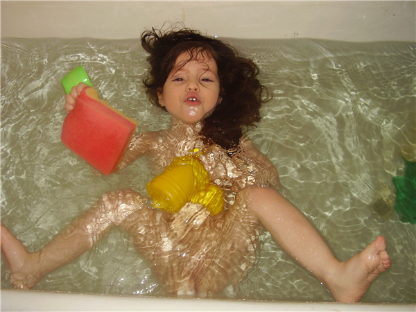 Дочка купается в ванне. Девочка купается в ванной. Девочка купается в тазике. Младенец девочка купается. Купание Дочки.