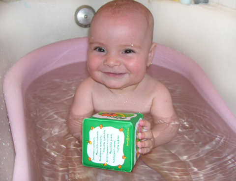 В ванной я сижу и кубик крепко я держу!