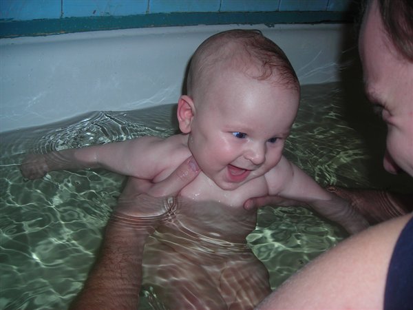 Я очень люблю купаться вместе с папой!