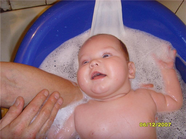 первая улыбка в ванне