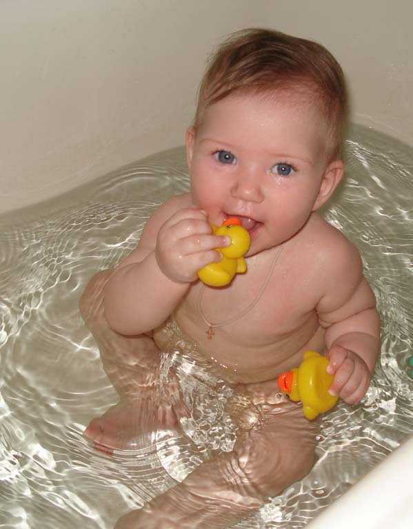 Раз утенок, два утенок, три - любимый наш ребенок!