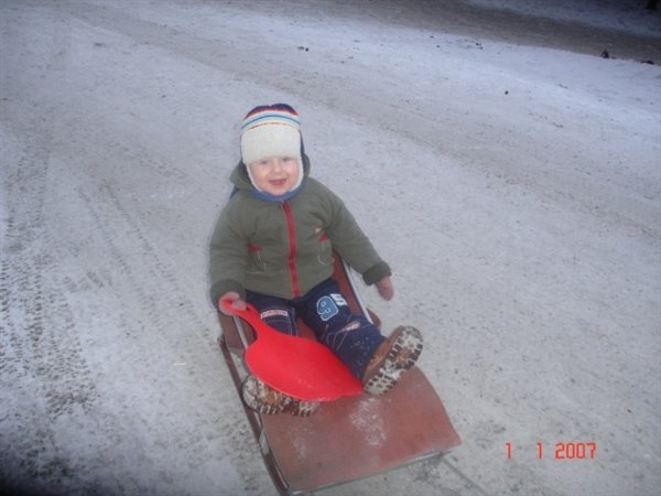Андрюша катается на санках.