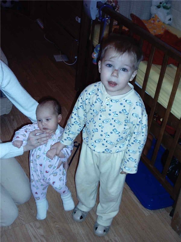 Учу сестрёнку ходить=)