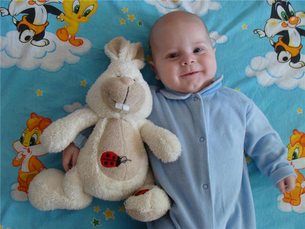 С плюшевым зайкой.