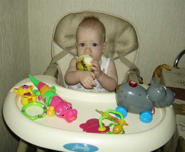 Вкусное яблочко, только в рот не помещается.