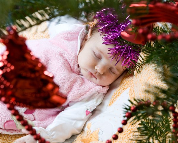 Сплю в новогоднюю ночь. Ребенок спящий под елкой.
