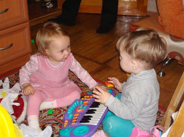 мы с подружкою вдвоем-и тграем и поем!