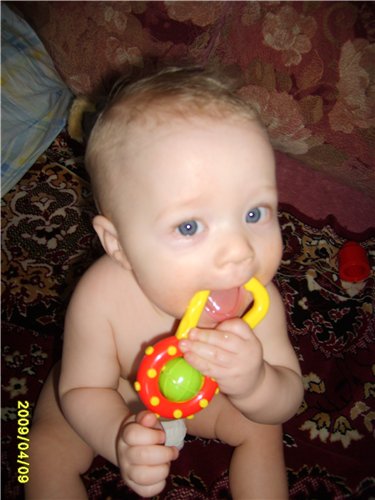 Погремушку я грызу, с нетерпеньем зубы жду!