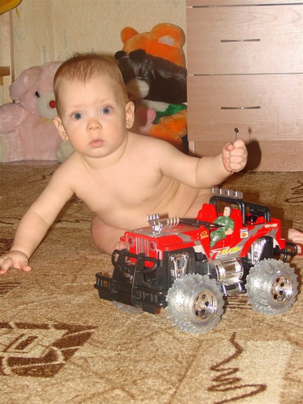 Я сижу,играю-маме не мешаю.