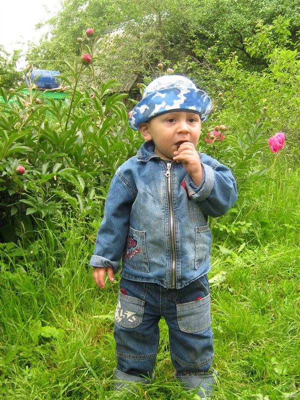 Пока не замечают меня, надо скушать огурец.