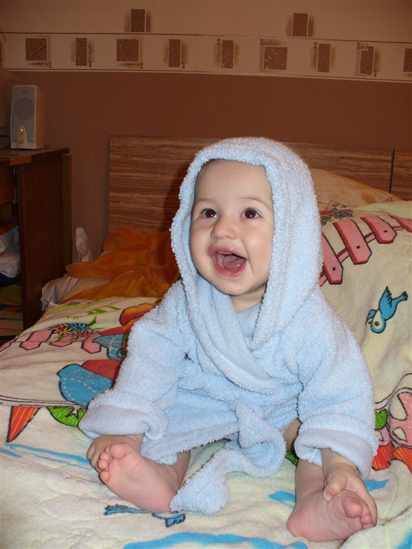 счастливый малыш-улыбчивый малыш!