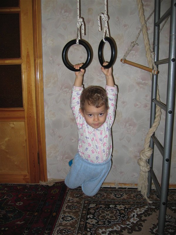 Чтобы, как гимнаст качаться, нужно с детства спортом заниматься!