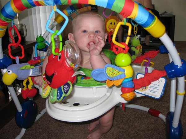 Treniruu svoi nogki, xochu skoree nauchitsy xodit.