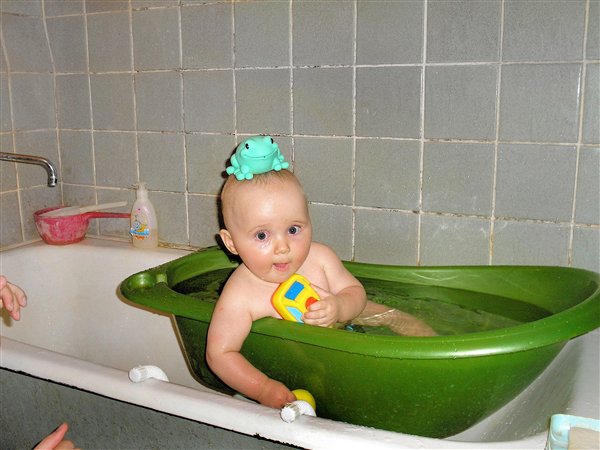 Настенька плавает!