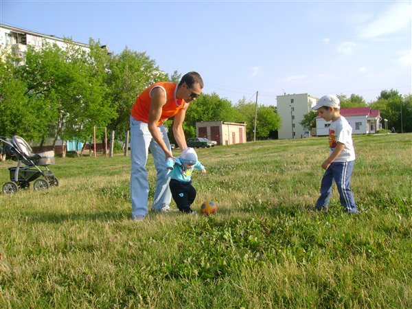 люблю я с папой и братом в футбол поиграть