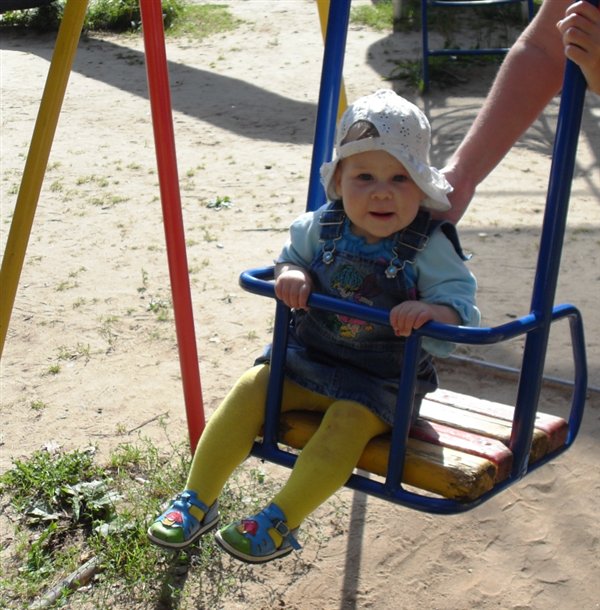 Алинка на качелях