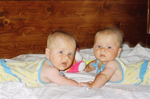 Никто первой не хочет уступить  дорогу!