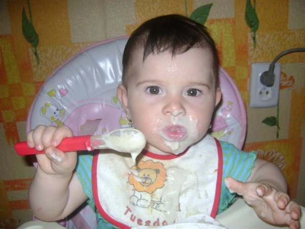 В первый раз я кушаю сама!