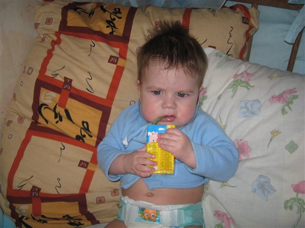 Только что научился пить сок из трубочкию