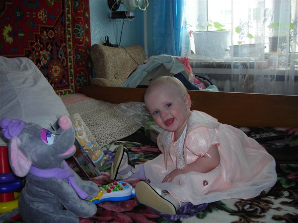Сашенька Шувалова (1 годик) с подарочками