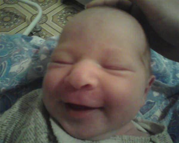 Первая улыбка двухдневной малышки!!!