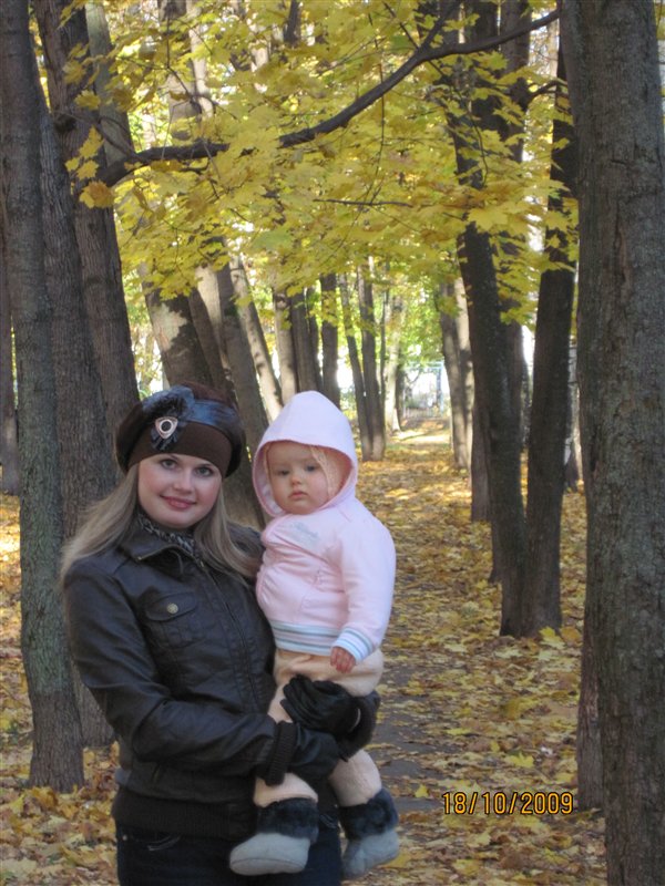 Мама с Миланой на прогулке в осеннем лесу)))
