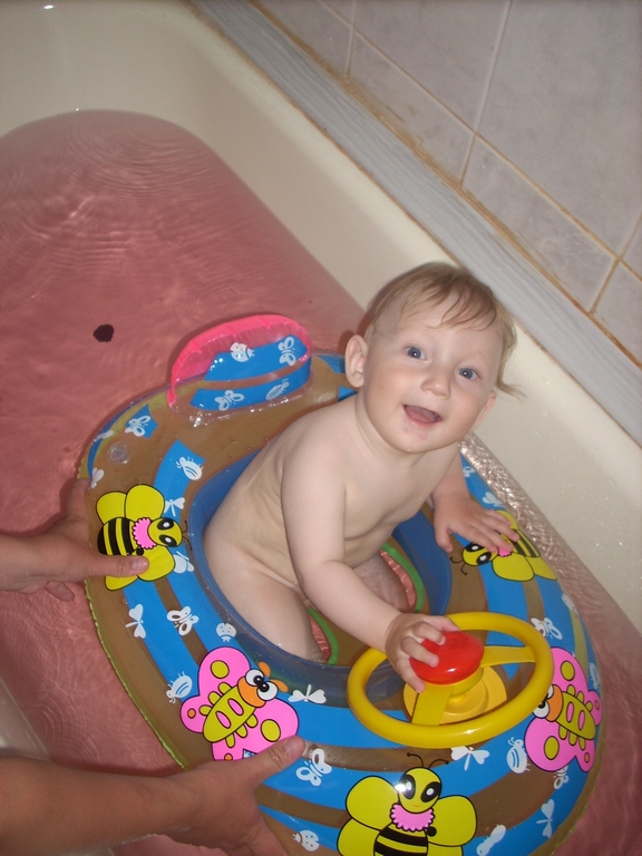 У сыночка даже в ванной есть руль! 