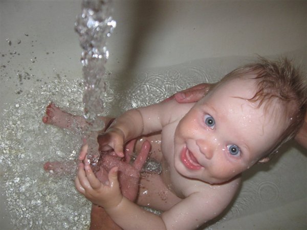 Под водопадом!)))