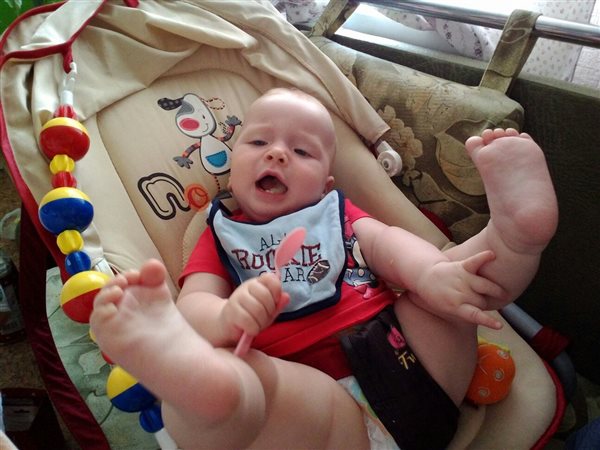 Светлана пробует кабачок